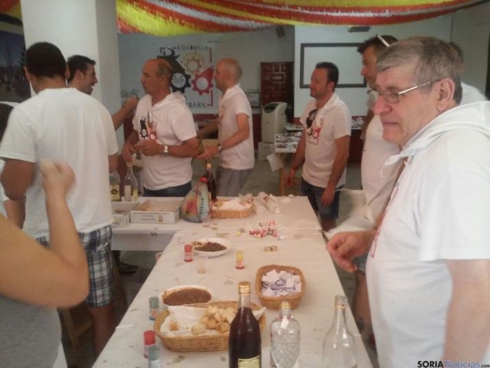 Los vecinos acuden a los locales de cuadrilla.