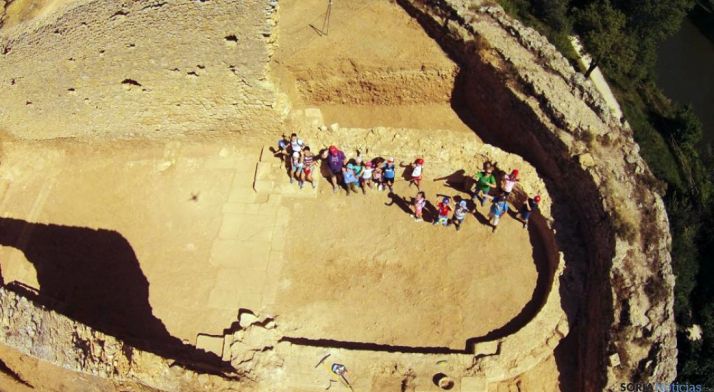 Los pequeños en las ruinas de San Ginés./Ayto