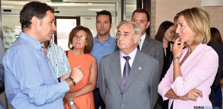 La consejera Alicia García (dcha.) en su visita a ASOVICA. / Jta.