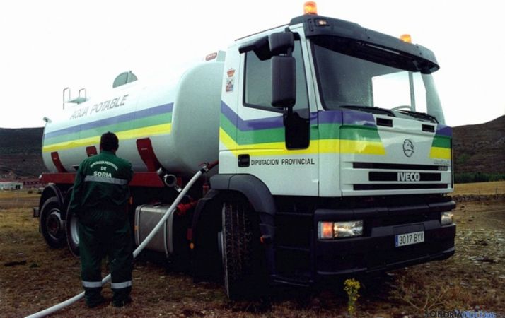 Un camión cisterna de la Diputación de Soria.