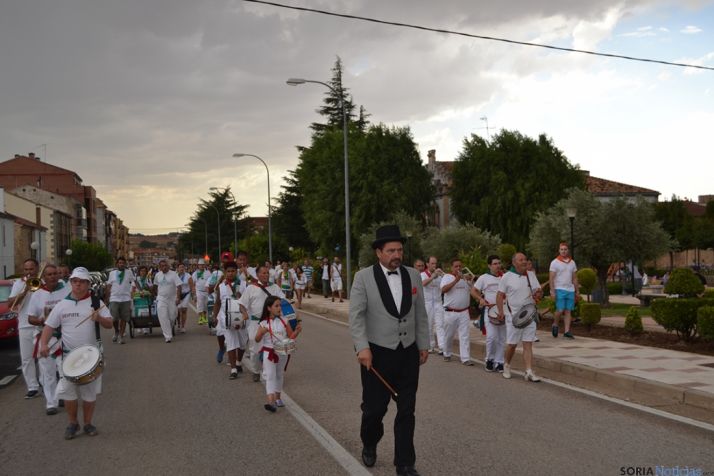Peñas y autoridades llegan a la plaza de toros. AG
