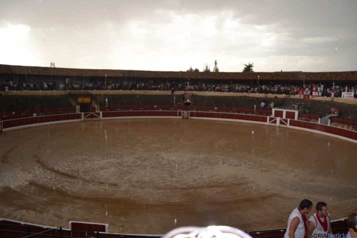 La lluvia presente en las fiestas de El Burgo. AG