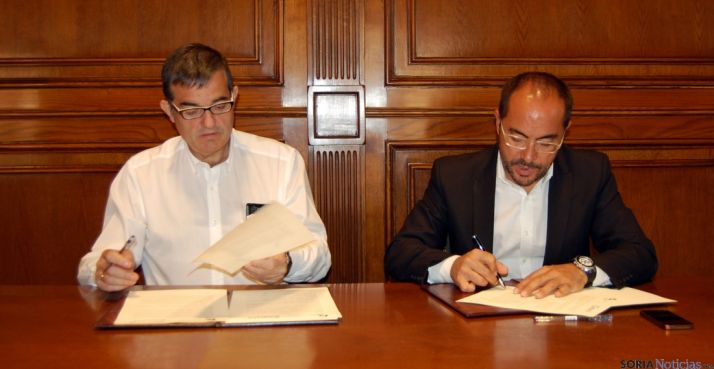 Santamaría (izda.) y Rey en la firma del convenio. / Dip.