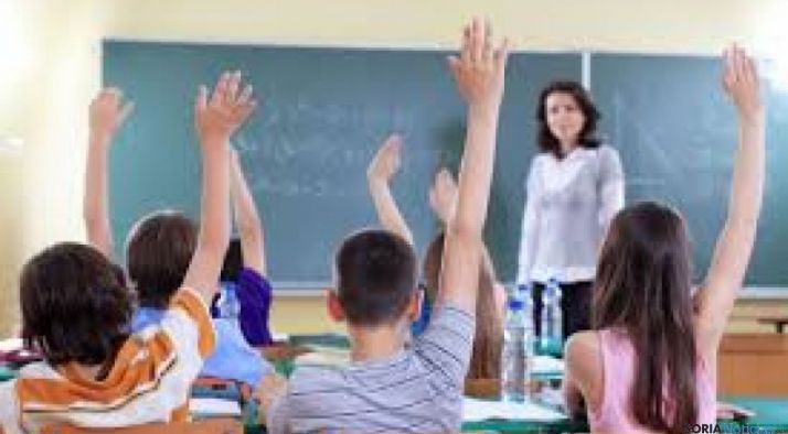 Un docente y sus alumnos en clase. / SN