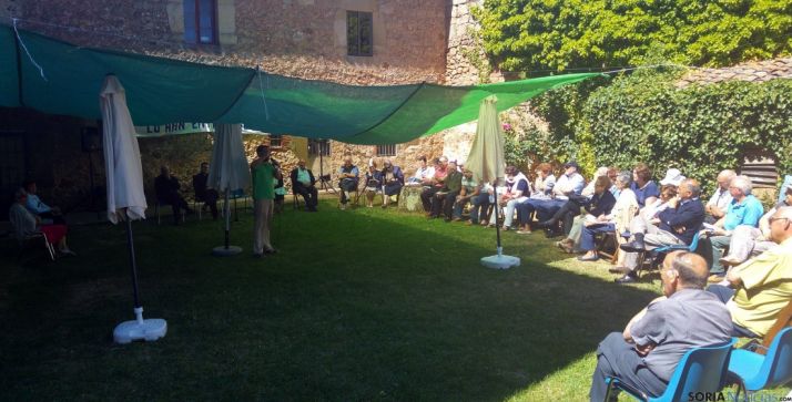 Un momento del homenaje. / DOS