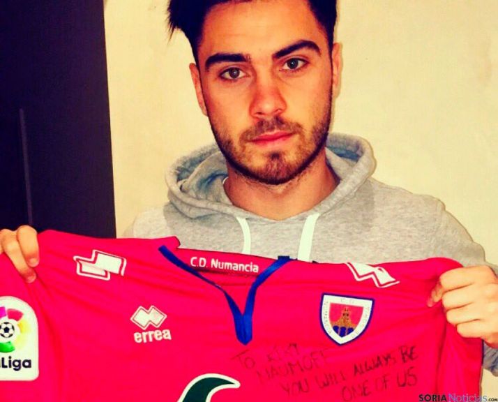 Naumoff posa con una camiseta personalizada para él del C.D. Numancia.