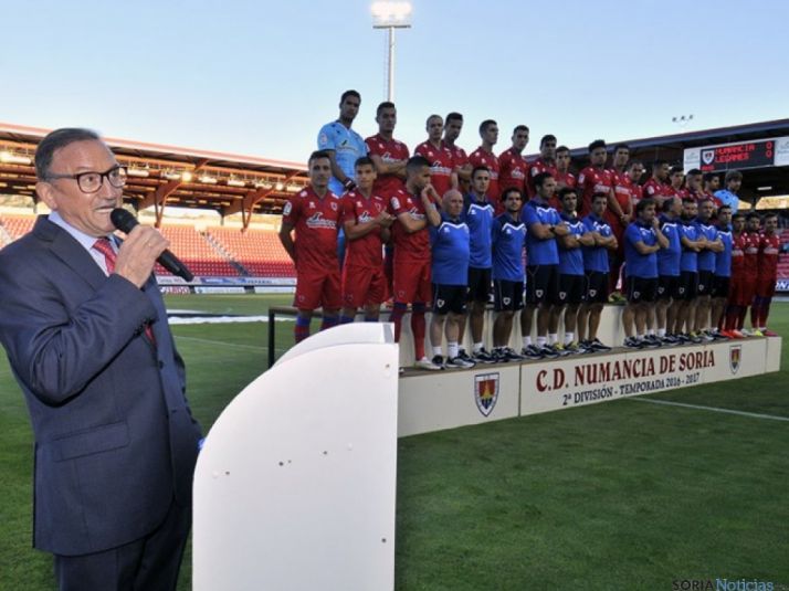 Presidente, jugadores y cuerpo técnico durante la presentación. CDN