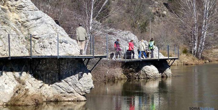 Una de las pasarelas del río./SN