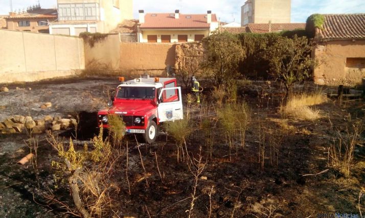 Incendio en el exterior de una propiedad de Almazán, Soria.