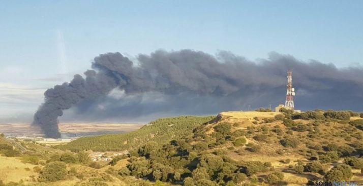 Columna de humo de la planta de Chiloeches (Guadalajara). /publico.es
