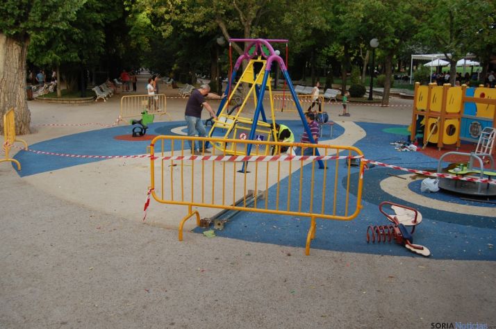 Imagen de la colocación del primer columpio inclusivo. /Ayto Soria