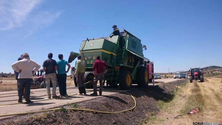 Aspecto de la cosechadora incendiada