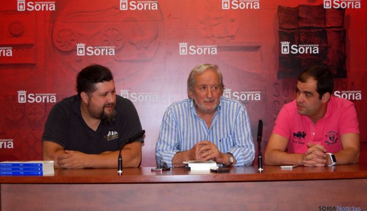Jesús Bárez y los organizadores del evento musical en la plaza de toros.