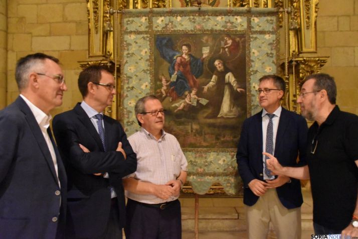 Entrega del Estantarde de San Saturio (al fondo). /Junta