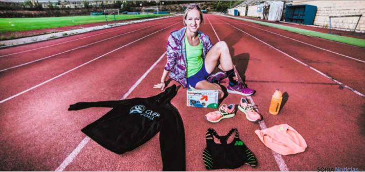 Estela Navascués en la pista de atletismo del antiguo campo de Los Pajaritos (Soria).