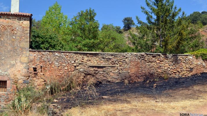 El fuego se ha iniciado junto al muro de una casa. /SN