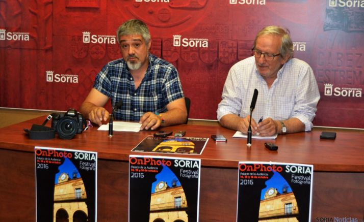 Juan Carlos Rodrigo, presidente de AFOMIC junto con Jesús Bárez, concejal de Cultura.