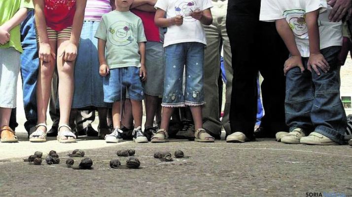 La carrera de caracoles tiene mucho éxito. /Archivo