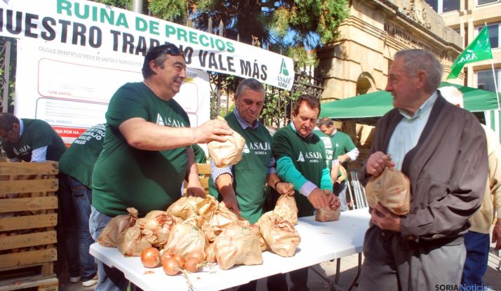 Carmelo Gómez, (izda.) este lunes en Mariano Granados. / SN