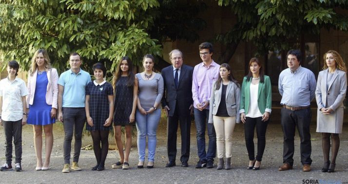 Herrera, con alumnos acreedorres de los Premios Nacionales y Extraordinarios de ESO, FP y Bachillerato. / SN