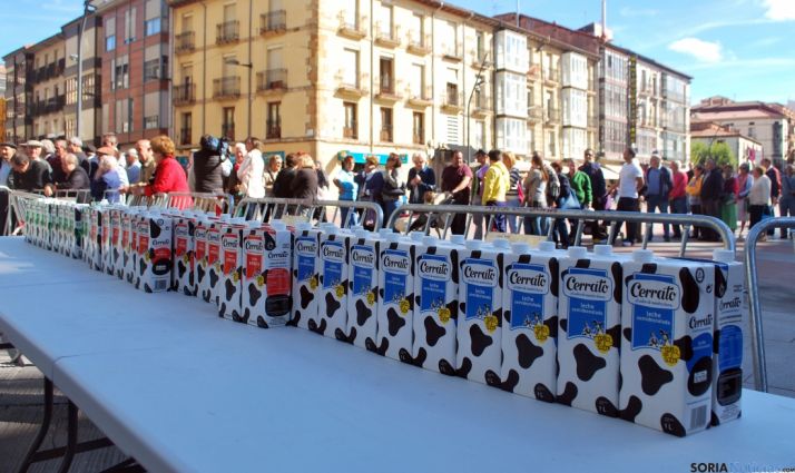 Imagen del reparto de leche de ASAJA este martes. / SN