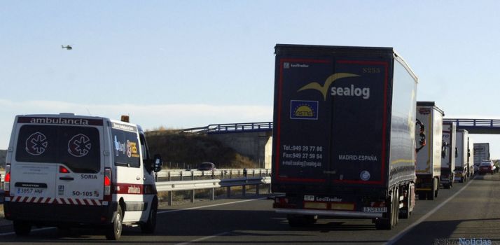 Una ambulancia en la A-15 el lunes tras el accidente. / SN