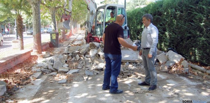 Antón (dcha.) en las obras del pavimento. / Ayto.
