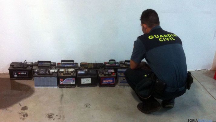 Un agente con las unidades aprehendidas./GC