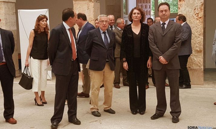 La consejera con el alcalde burgense (dcha.) este viernes en el centro San Agustín. / SN