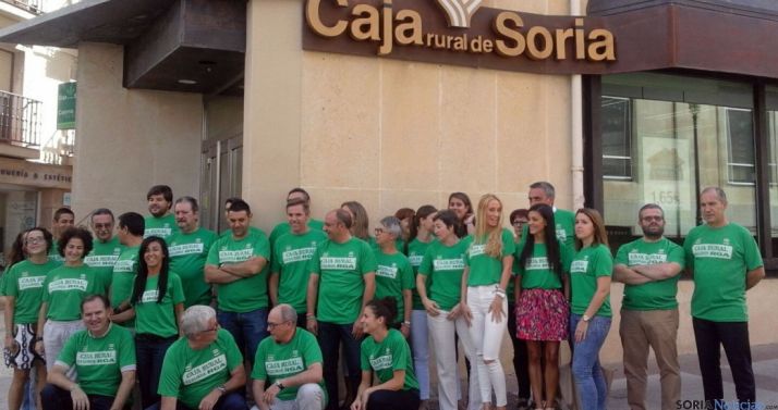 Empleados de la Caja este miércoles.