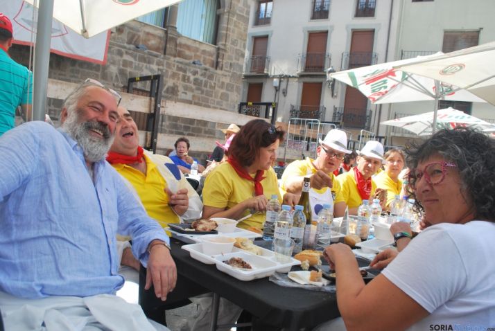 Buen ambiente en la plaza Mayor este viernes. / SN