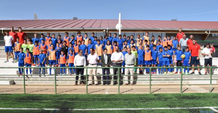 Autoridades y jóvenes deportistas esta tarde en el nuevo campo. / Jta.