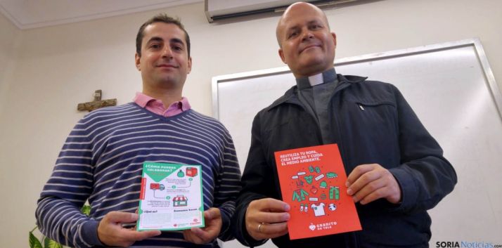 Javier Ramírez (izda.) con uno de los técnicos del proyecto. / DOS