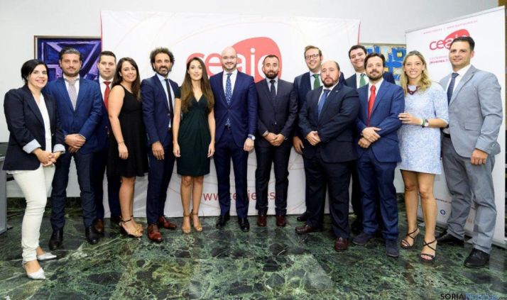 Jesús Ciria (dcha.) con los miembros de la nueva directiva de Ceaje. 