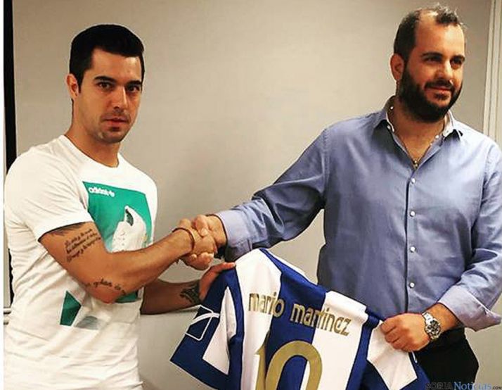 Mario, con el presidente del club heleno./MM