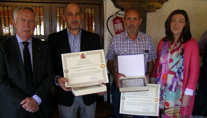 María José Heredia con funcionarios galardonados y el director de la prisión. / Subdeleg