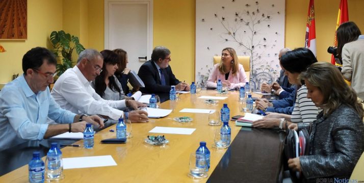 Agentes sociales y responsables de Economía y Hacienda este lunes en Valladodlid. / Jta.