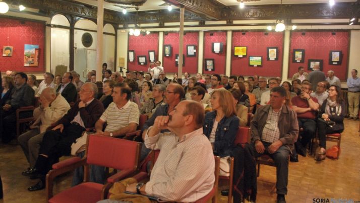 La charla en el Casino congregaba un buen número de aficionados. / SN