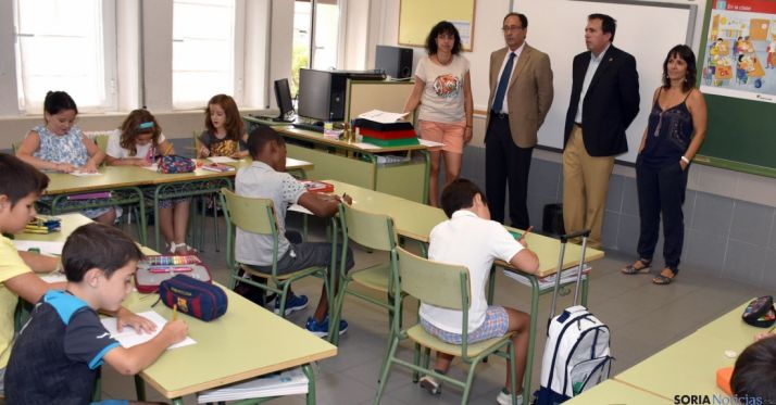 El delegado territorial en una de las clases del CEIP Numancia. / Jta.