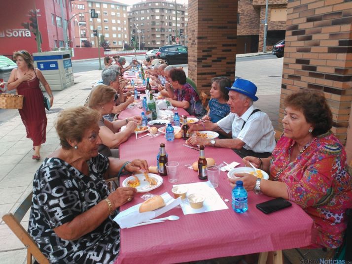 Buen ambiente en la paellada. /SN