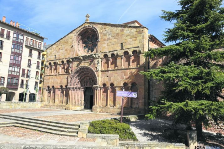 Portada románica de Santo Domingo.