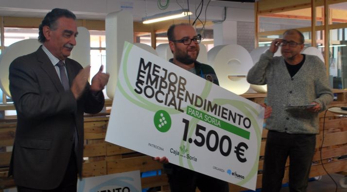 Eduardo Petinal (ctro.) en Anselmo García de Caja Rural y Roberto Ortega, de El Hueco. / SN