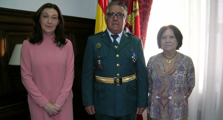 El agente, con la subdelegada (izda.) y la jefa de Tráfico./Subdeleg.