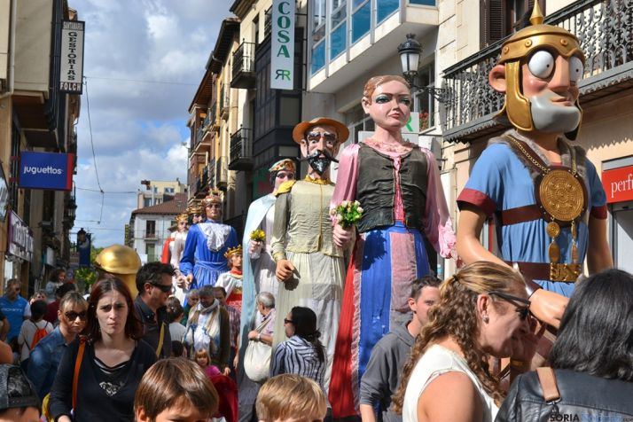 Imagen del desfile de gigantes y cabezudos por las calles de Soria. /SN