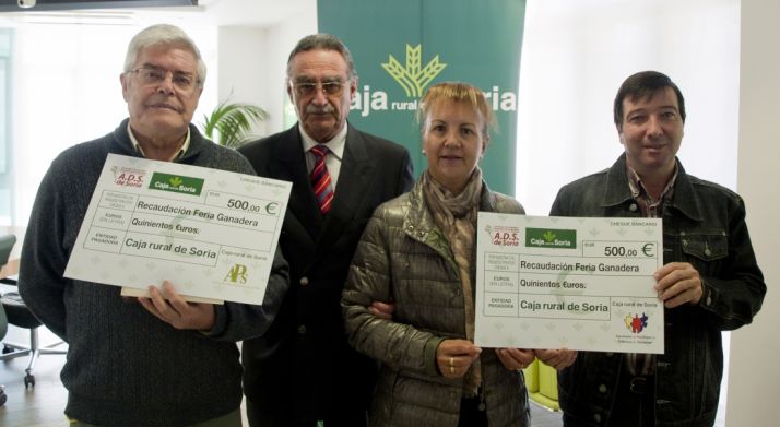 Entrega de los cheques en la Caja Rural.