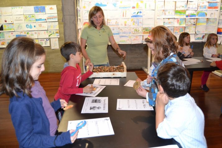 El taller lo ha ofrecido la guía micológica Yolanda Santos. /SN