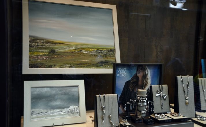 Dos de las obras expuestas en la joyería.