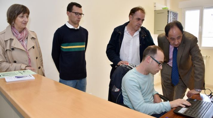 López (dcha.) Serrano y Ruiz con los empleados del programa ELEX en Golmayo. 