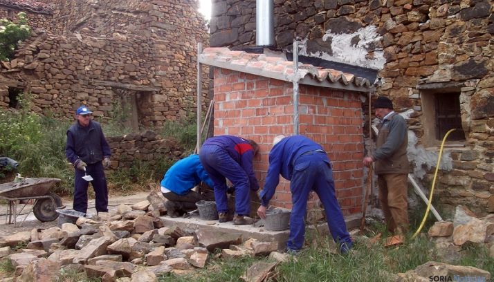 Trabajos de hacendera en Sarnago.