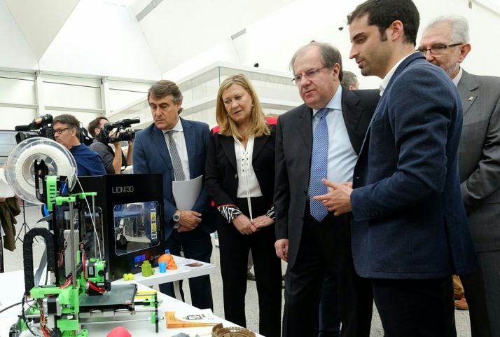 Herrera (2º izda.) en la presentación de la estrategia de emprendimiento. /Jta.